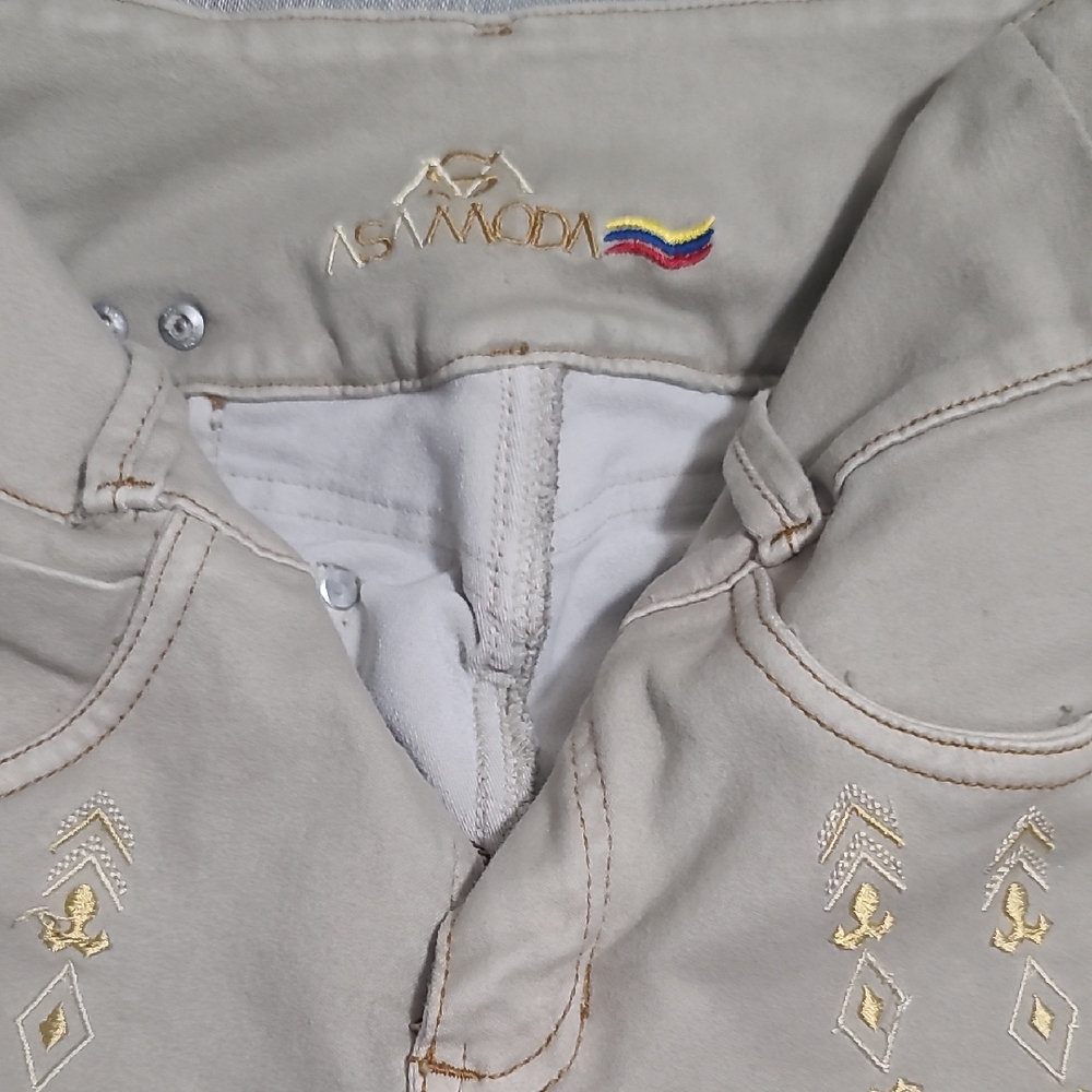 Moda Cream Jeans with Distressed Details and Embroidery Push-Up